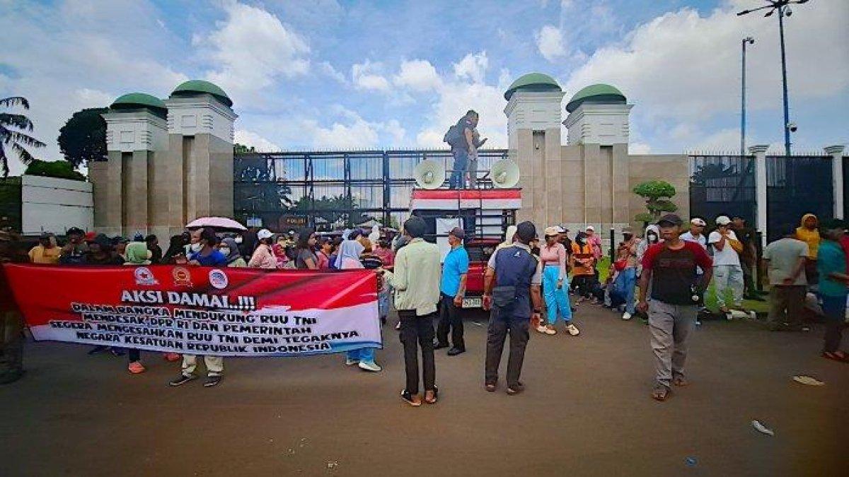 DEMO RUU TNI,-  Massa pro RUU TNI sampaikan aspirasi di depan DPR RI, Kamis (20/3/2025). Ada 350 massa dibawa ke lokasi untuk kawal pengesahan. Daftar tuntutan demo mahasiswa yang menolak revisi Rancangan Undang-undang TNI yang berlokasi di depan gedung DPR RI, Jakarta.