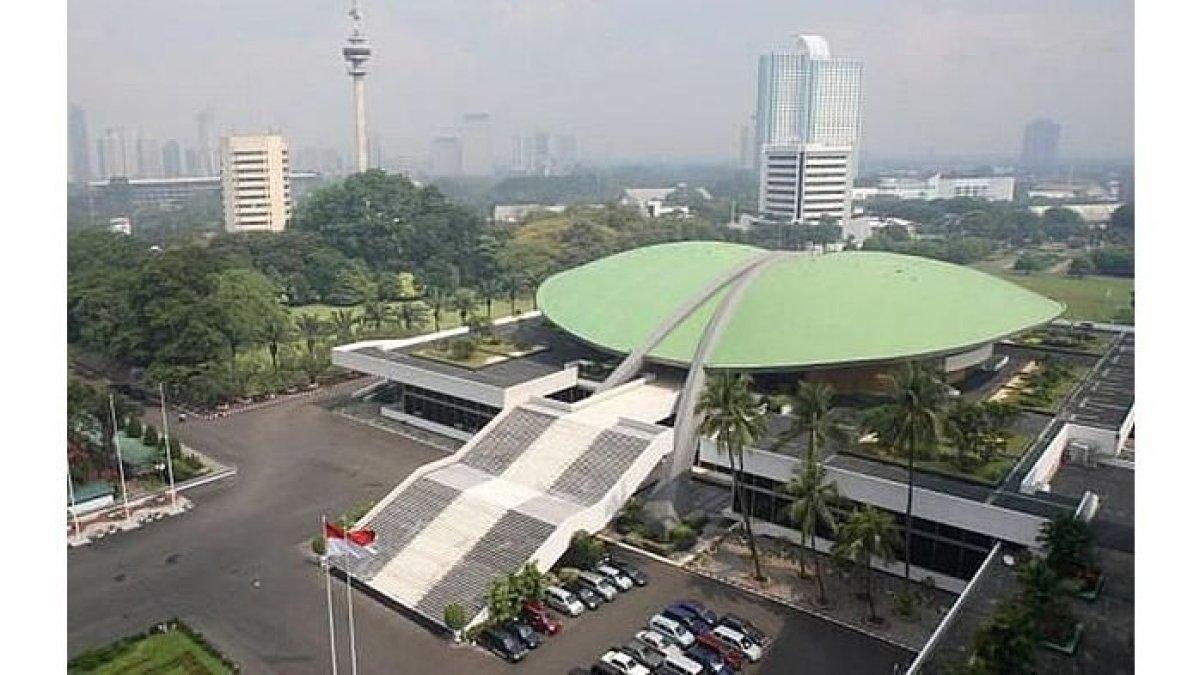 DEMO RUU TNI,- Daftar tuntutan demo mahasiswa yang menolak revisi Rancangan Undang-undang TNI yang berlokasi di depan gedung DPR RI, Jakarta.
