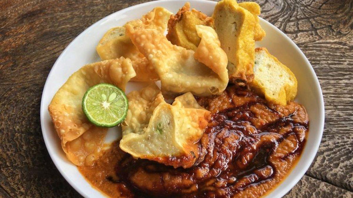 BELANJA OLEH-OLEH LEBARAN 2025: camilan khas Bandung yang disajikan dengan siraman saus kacang gurih