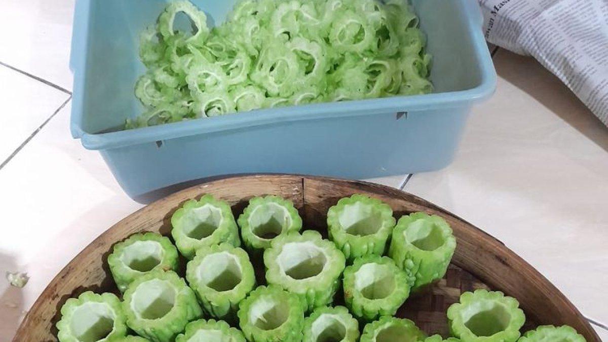 BELANJA OLEH-OLEH LEBARAN 2025: Proses pembuatan pare chips