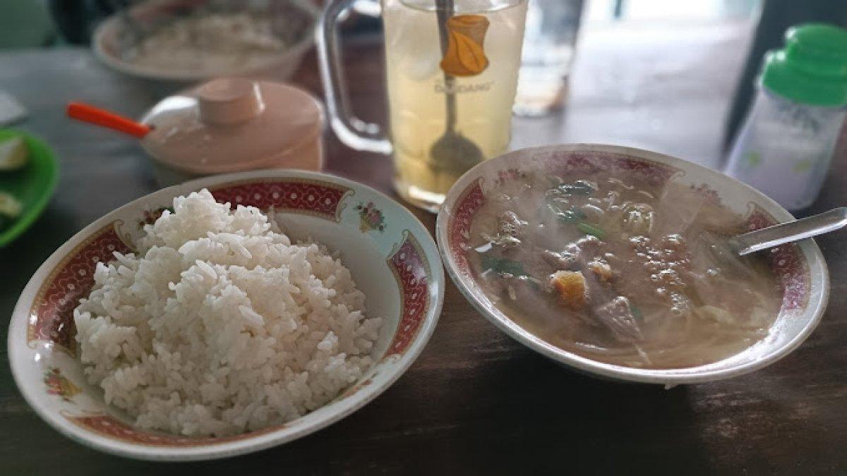 DESTINASI KULINER LEBARAN 2025: Seporsi soto daging sapi di sini berisi potongan daging sapi yang melimpah, taoge, suun, kol, dan kuah yang kaya rasa