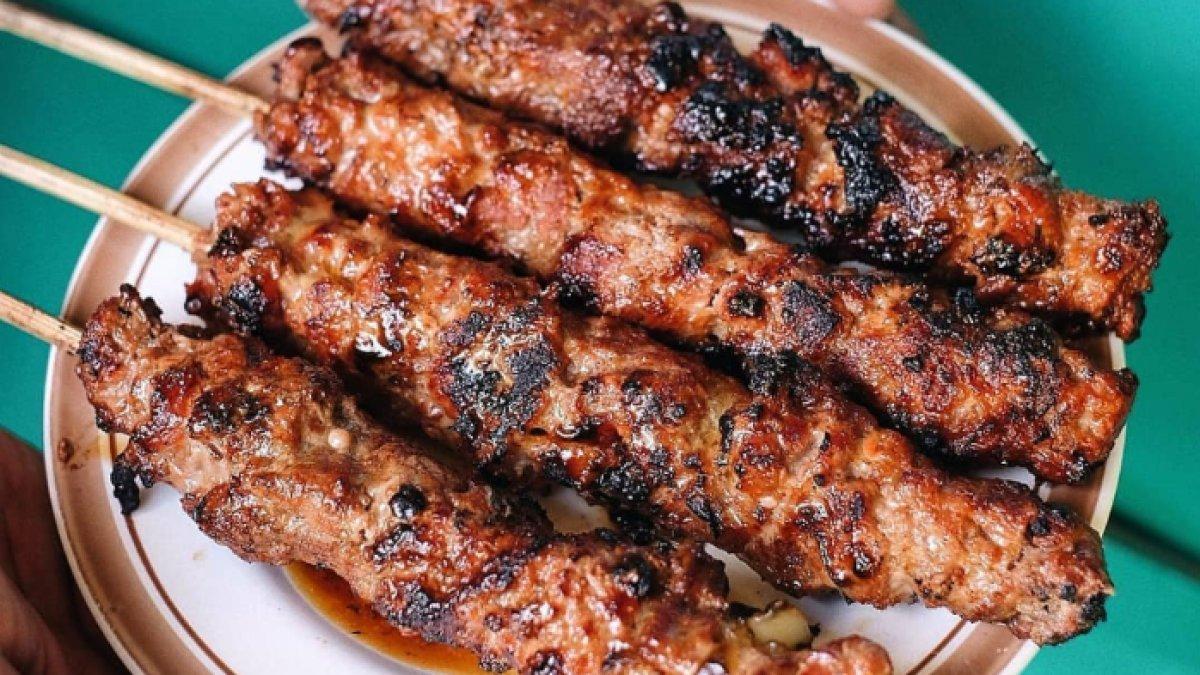 DESTINASI KULINER LEBARAN 2025: Sate gebug terbuat dari daging sapi yang dipukul (di-gebug) sampai lunak barulah dibumbui dan dibakar