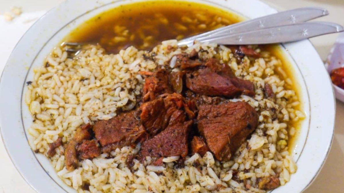 DESTINASI KULINER LEBARAN 2025: Tempat kuliner legendaris yang dapat kamu temukan di sekitar Alun-alun Kota Malang adalah Rawon Nguling.