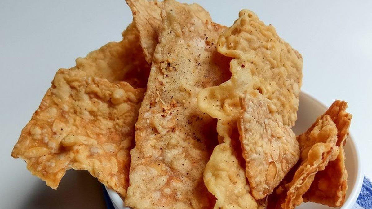 BELANJA OLEH-OLEH LEBARAN 2025: Diiris tipis dan digoreng dalam tepung berbumbu, keripik tempe ini menghasilkan rasa renyah yang bikin ketagihan.