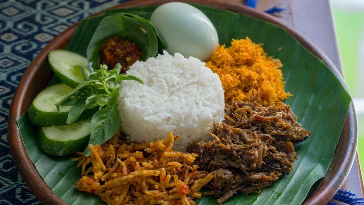 DESTINASI KULINER LEBARAN 2025: tersedia berbagai pilihan lauk seperti nasi krawu ayam dan nasi krawu paru, yang bisa dinikmati baik saat sarapan pagi maupun makan malam.