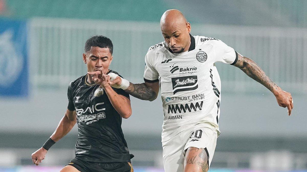 BRI LIGA 1 - Striker asing Persija Jakarta, Gustavo Almeida (kanan) dalam laga kontra Dewa United pada lanjutan pekan ke-22 Liga 1 2024/2025 di Stadion Pakansari, Bogor, Jawa Barat, Sabtu, 8 Februari 2025 pukul 19.00 WIB.