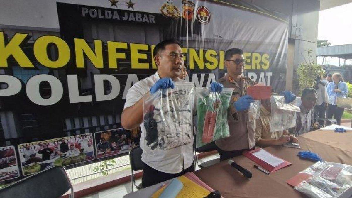 BARANG BUKTI DUGAAN PENCABULAN  - Pihak Ditreskrimum Polda Jabar menunjukkan barang bukti kasus pencabulan terhadap seorang keluarga pasien RS Hasan Sadikin Bandung yang dilaukan Priguna Anugerah (31), Rabu (9/4/2025).