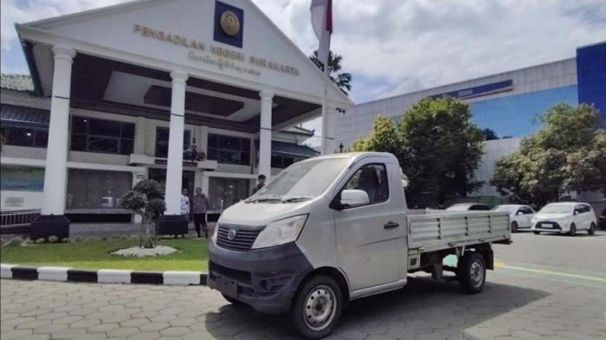 DRAMA MOBIL ESEMKA - Mobil Esemka tipe Bima terparkir di halaman PN Solo, Rabu (30/7/2025). Mobil mirip pikap berwarna silver itu dikendarai Aufaa, penggugat Jokowi di kasus mobil Esemka.