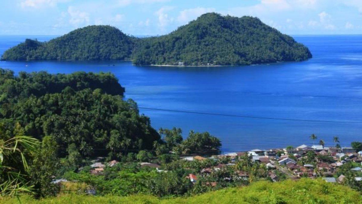Daerah Terunik di Sulawesi Utara - Kabupaten Kepulauan Sangihe juga dikelilingi pulau-pulau kecil yang menambah eksotisnya wilayah ini sebagai destinasi wisata.