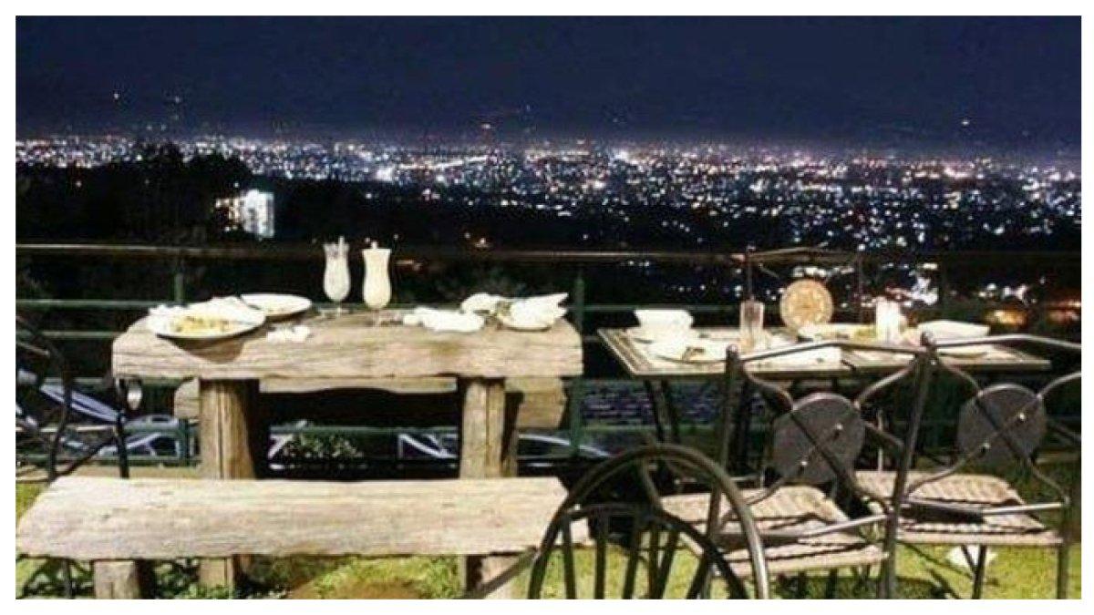 DAGO TEA HOUSE BANDUNG - Dago Tea House menyuguhkan pemandangan city light Kota Bandung yang memukau, berpadu dengan suasana sejuk dan nikmatnya teh hangat di ketinggian.