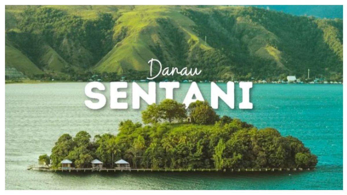DANAU SENTANI - Seorang warga duduk di bukit, menikmati panorama Danau Sentani dari Tanjung Cinta, Kampung Doyo Lama, Distrik Waibu, Kabupaten Jayapura, Papua.
