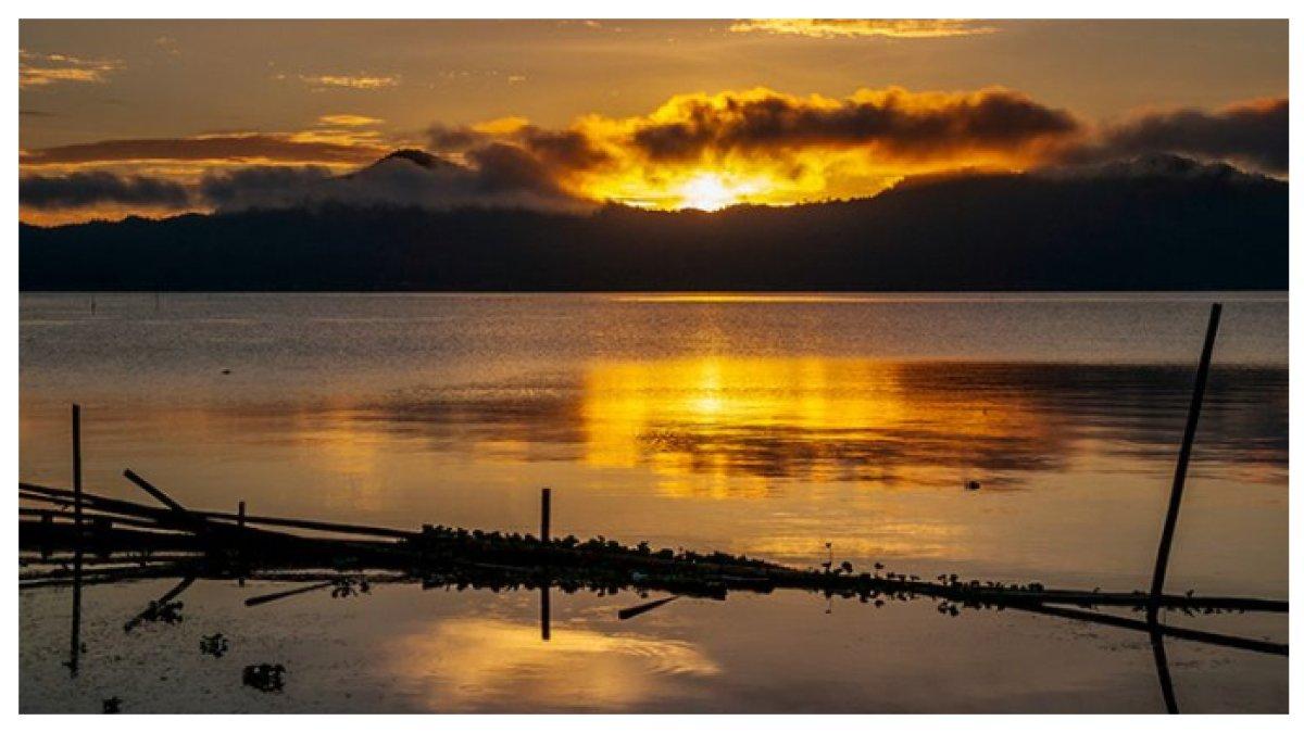 DANAU TONADO - Danau Tondano di Sulawesi Utara menyuguhkan panorama menawan dengan air jernih dan perbukitan hijau, menciptakan suasana yang tenang dan asri.