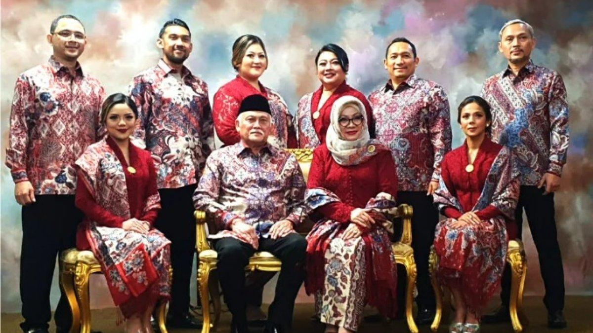 Dandy Nugroho ikut foto keluarga