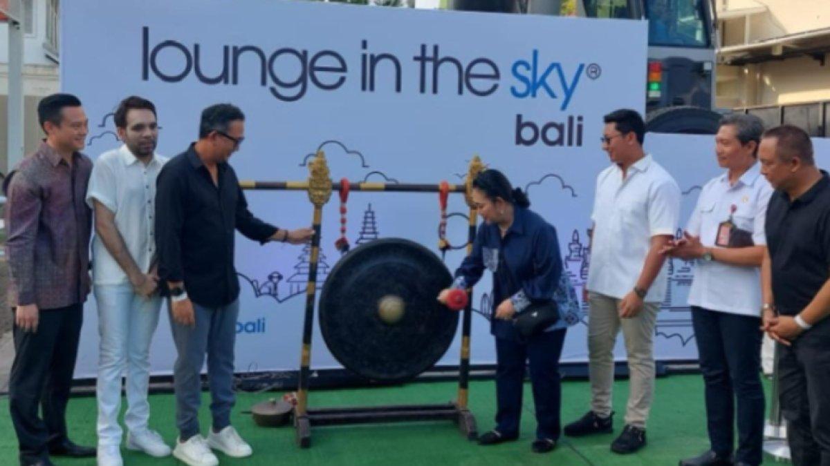 Darma Mangkuluhur buka cabang Lounge In The Sky di Bali, dihadiri Titiek Soeharto dan Patricia Schuldtz.