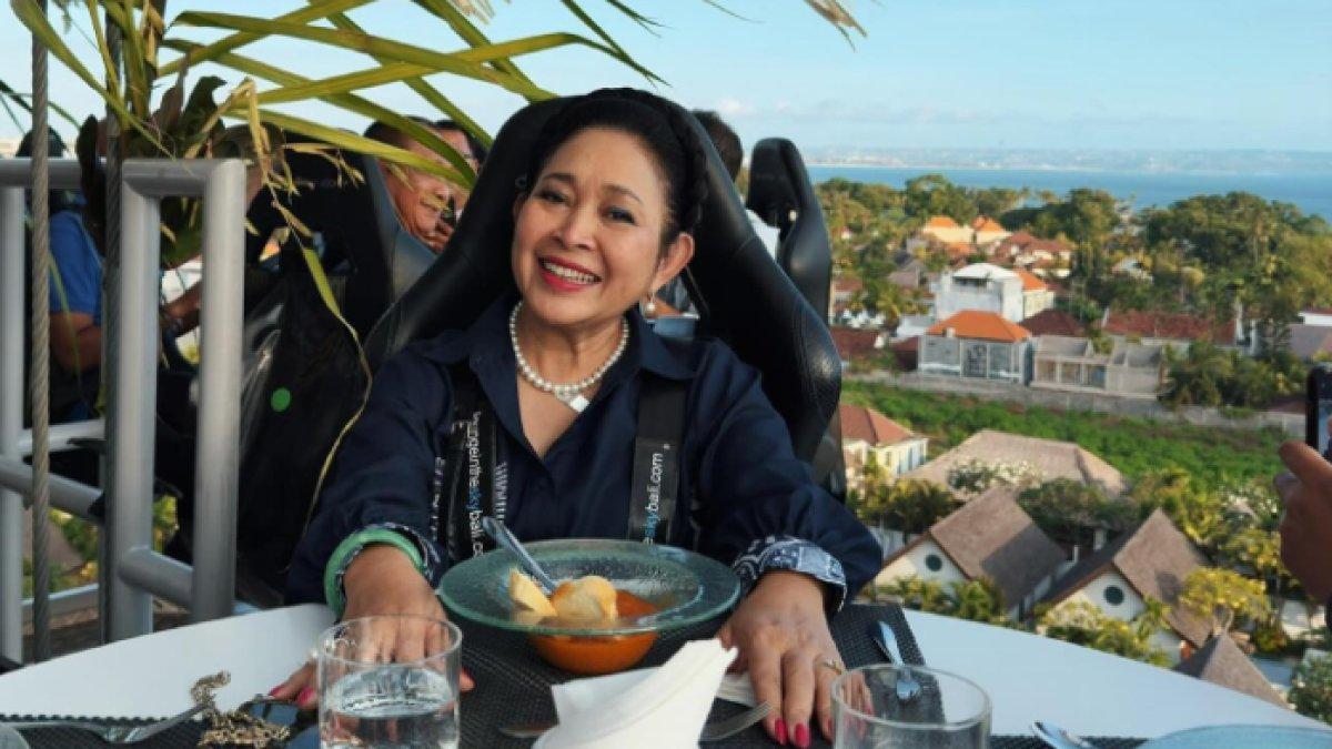 Darma Mangkuluhur buka cabang Lounge In The Sky di Bali, dihadiri Titiek Soeharto dan Patricia Schuldtz.
