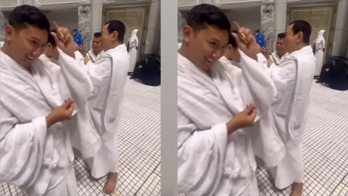 Darma Mangkuluhur tertawa saat rambutnya dipotong Tommy Soeharti saat prosesi Tahallul