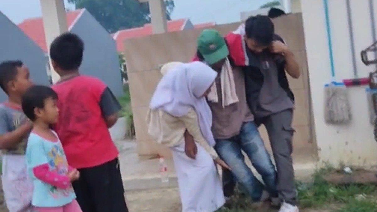 David, penjual susu keliling tetap jualan meski stroke.