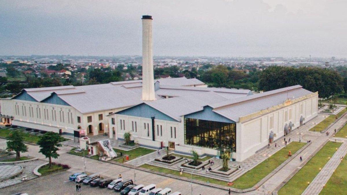 De Tjolomadoe yang merupakan hasil revitaliasi Pabrik Gula Colomadu.