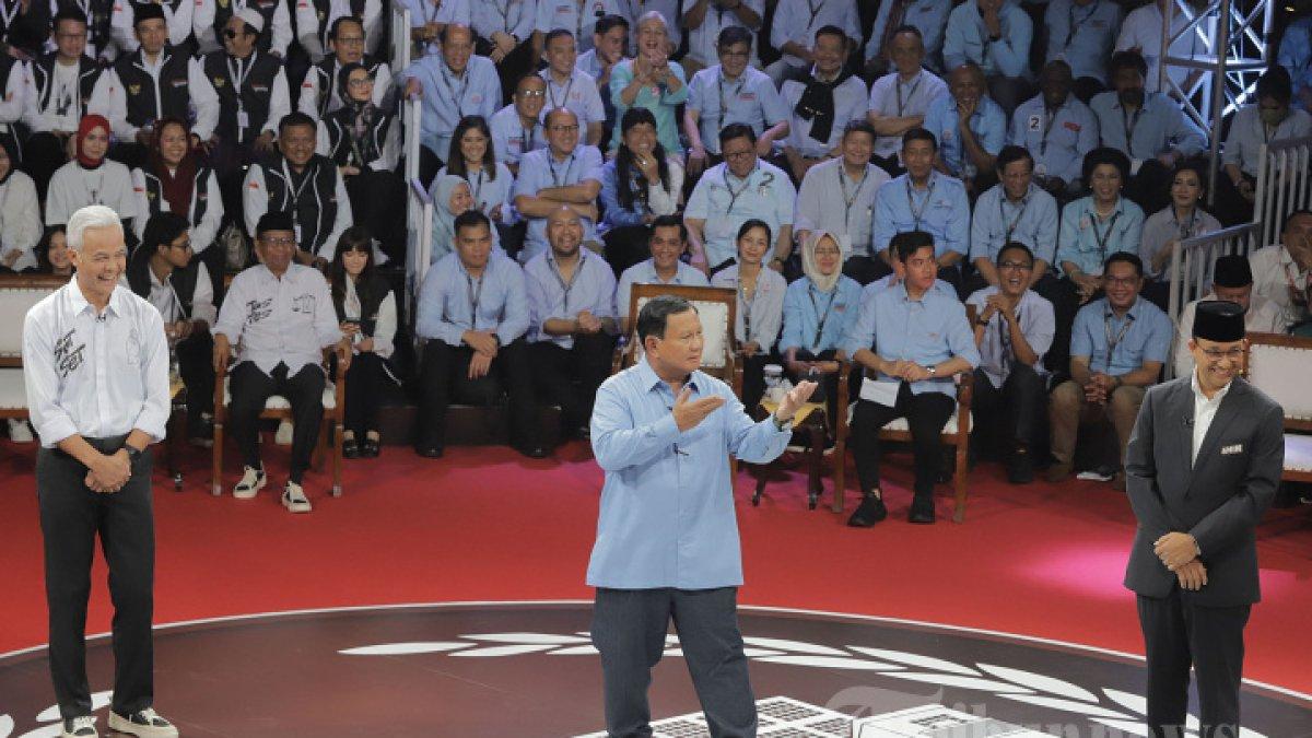 Calon Presiden nomor urut 01 Anies Baswedan, 02 Prabowo Subianto dan 03 Ganjar Pranowo mengikuti Debat Pertama Calon Presiden 2024 di Halaman Gedung KPU, Jakarta Pusat, Selasa (12/12/2023). Debat Perdana tersebut mengusut tema Hukum, Hak Asasi Manusia (HAM), Pemberantasan Korupsi, dan Penguatan Demokrasi. Tribunnews/Jeprima