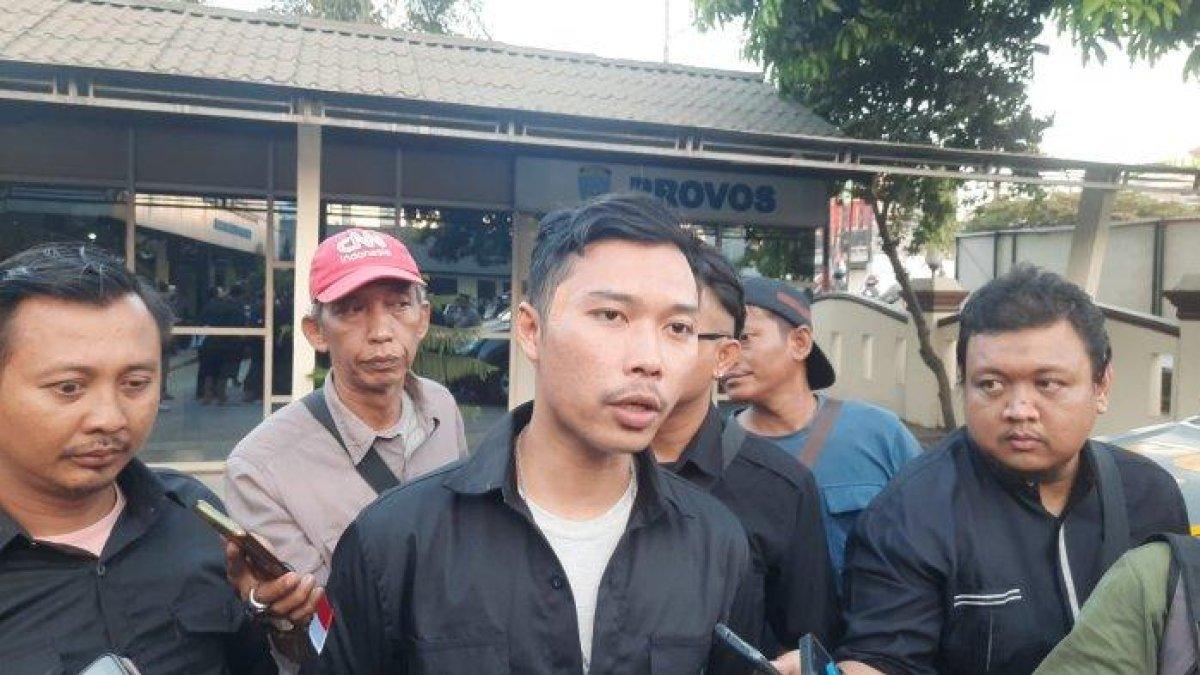 Deden Suryana kakak kandung korban Mega Suryani Dewi (24), ibu muda yang tewas dibunuh suaminya Nando di Cikarang Barat. Mega Suryani Dewi (24), ibu muda yang tewas di tangan suaminya Nando Kusuma Wardana (25) di Cikarang sempat melaporkan kasus KDRT tapi disetop.