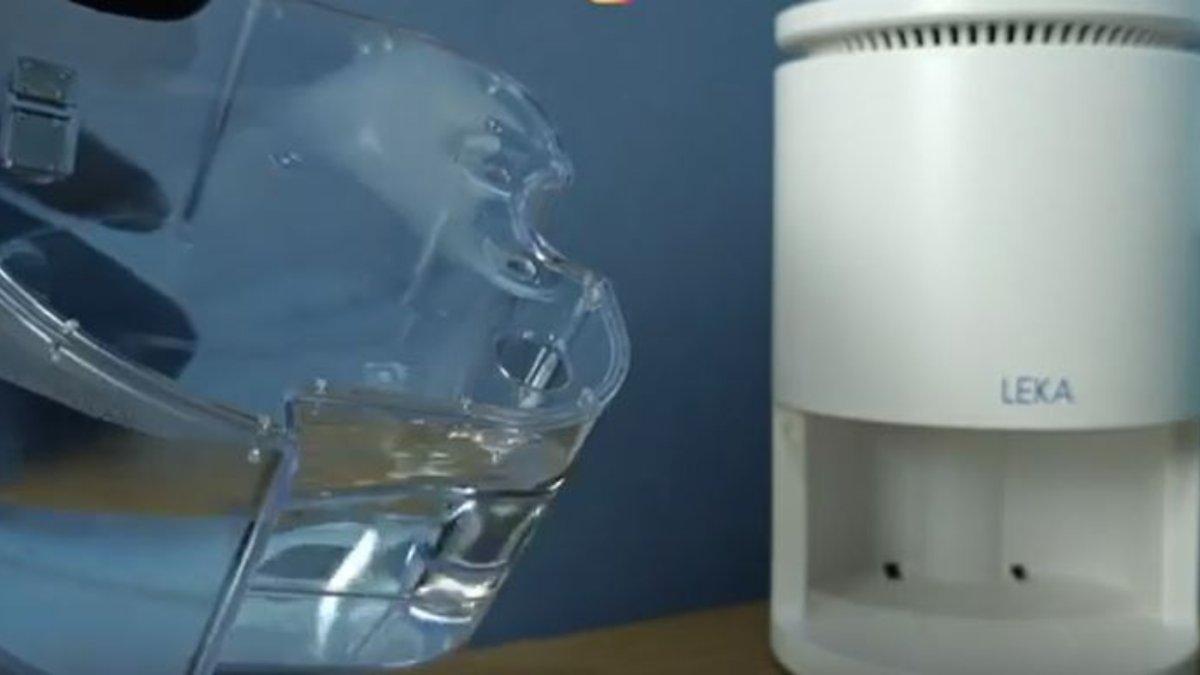 Dehumidifier, yakni alat untuk menyerap kelembaban udara.
