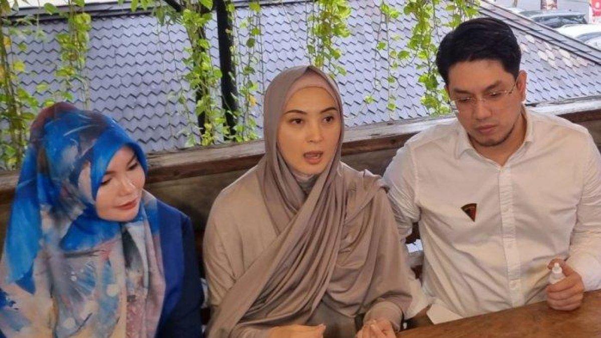 DELLA PUSPITA DITIPU - Della Puspita gelar jumpa pers di kawasan Bekasi Jawa Barat, Selasa (28/1/2025). Ia menceritakan permasalahannya dengan travel umrah milik teman.