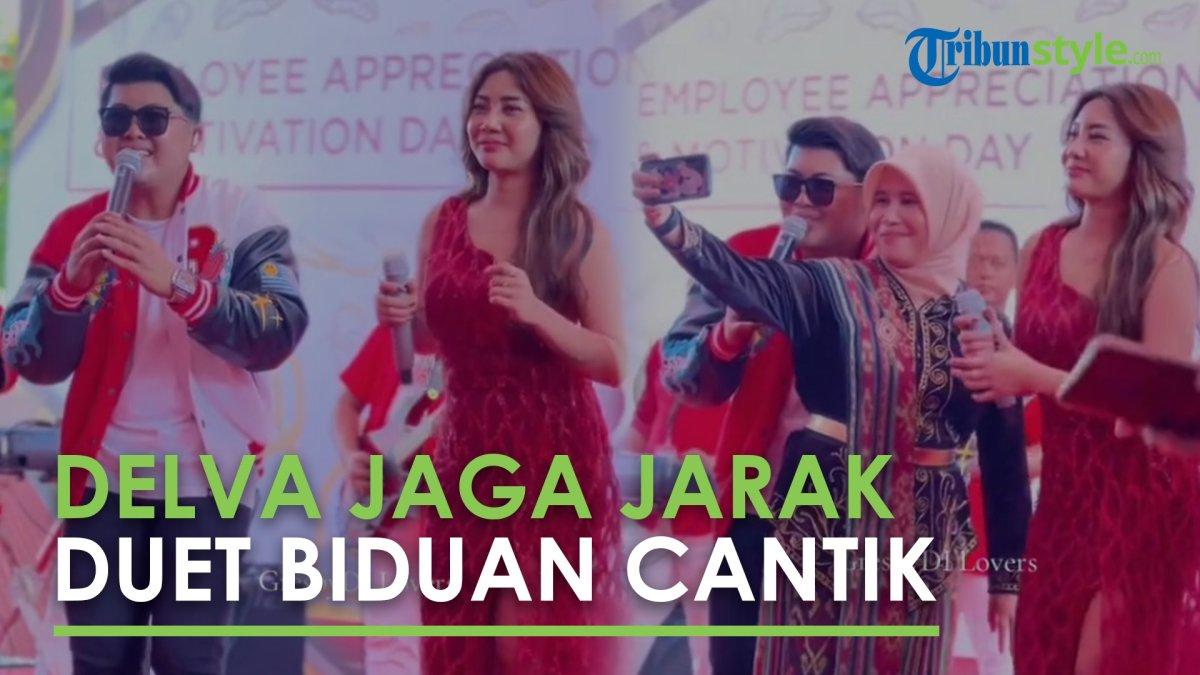 Delva Menyanyi dengan Biduan
