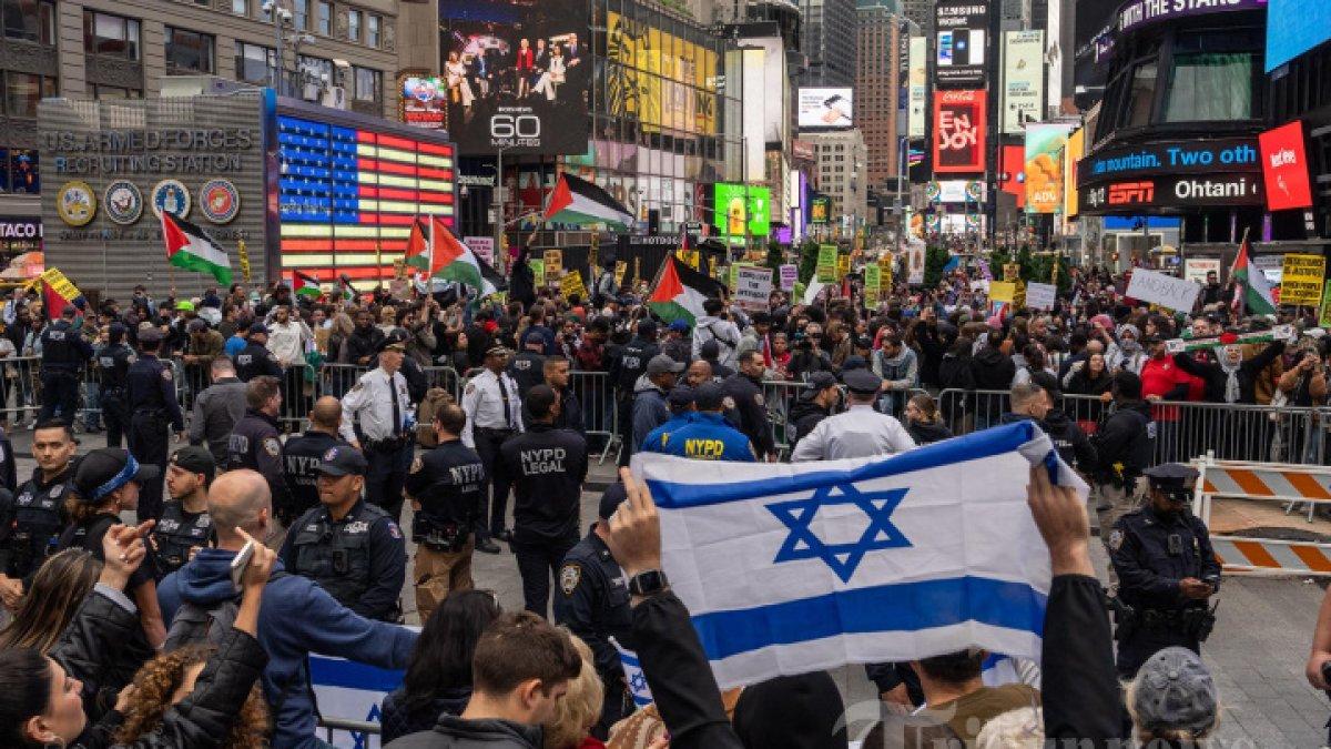 KONFLIK ISRAEL PALESTINA - Demonstran yang mendukung rakyat Palestina menghadapi demonstran tandingan pro-Israel di Times Square, New York City. 8 Oktober 2023. Aksi tersebut terkait peristiwa 7 Oktober 2023 kelompok pejuang Palestina Hamas melancarkan serangan mendadak terhadap Israel dari Gaza melalui darat, laut, dan udara, menewaskan lebih dari 600 orang dan melukai lebih dari 2000 orang. Menurut laporan, tentara dan warga sipil Israel juga telah diculik oleh Hamas dan dibawa ke Gaza. Serangan tersebut memicu deklarasi perang oleh Perdana Menteri Israel Benjamin Netanyahu, dan serangan balasan yang berkelanjutan oleh Israel di Gaza yang menewaskan ratusan orang.