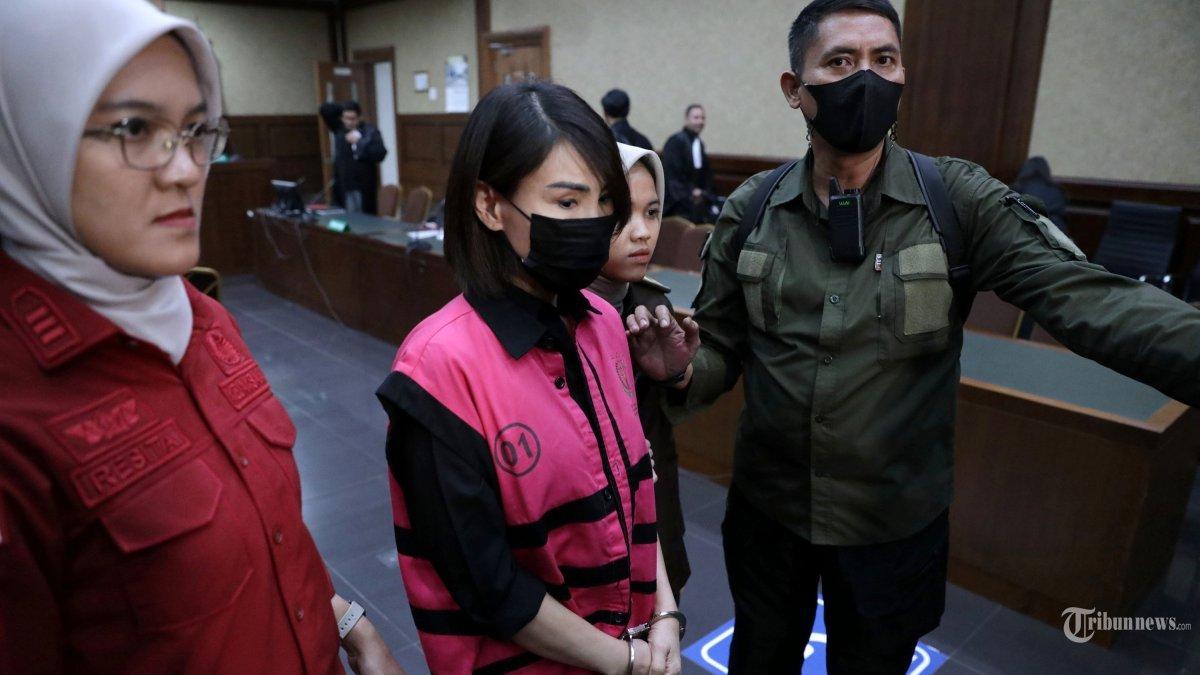 NASIB HELENA LIM - Potret Helena Lim saat menjalani sidang di Pengadilan Tipikor, Jakarta, Rabu (21/8/2024). Denda yang harus dibayar Helena Lim diperberat.