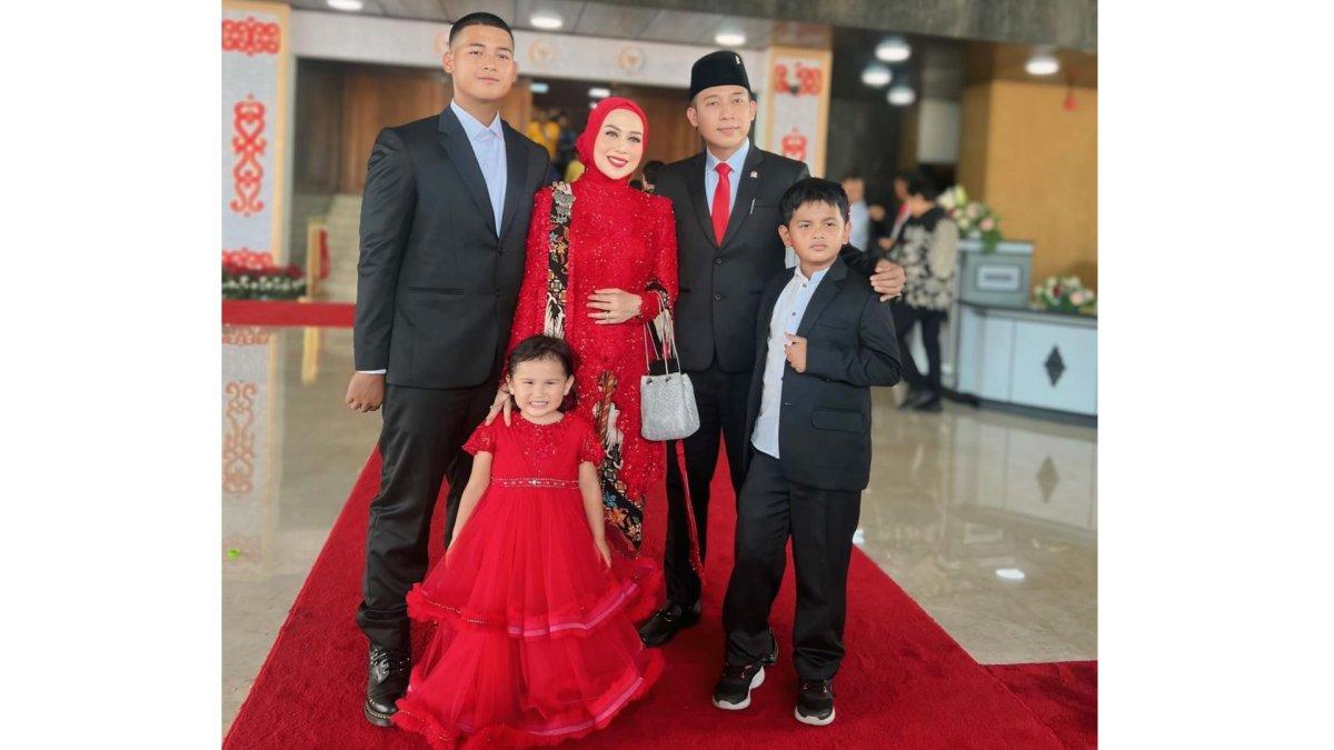 Denny Cagur saat pelantikan anggota DPR.