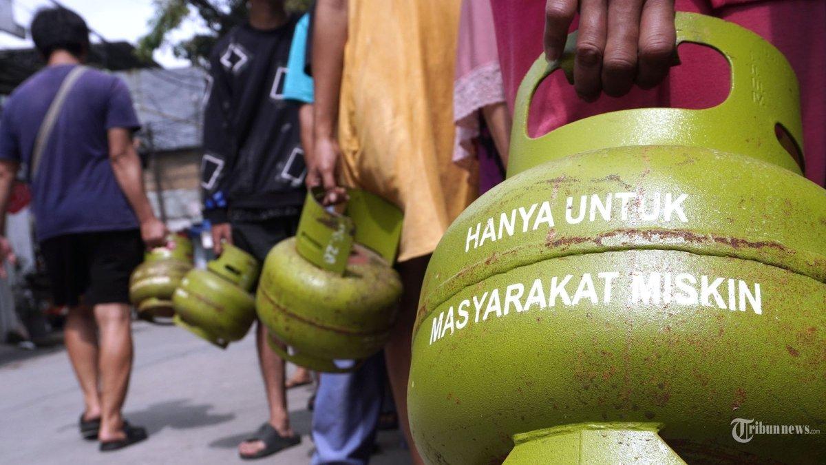 ATURAN BELI LPG - Potret warga antre membeli gas 3 kg di Pangkalan Gas 3 Kg, Jalan Terusan Suryani, Kota Bandung, Jawa Barat, Senin (3/2/2025). Deretan kelompok yang diperbolehkan dan dilarang memakai LPG 3 kg