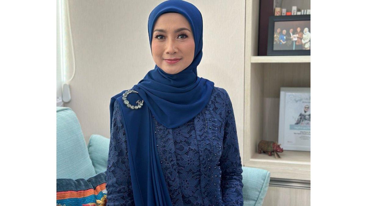 Desy Ratnasari saat pelantikan anggota DPR.