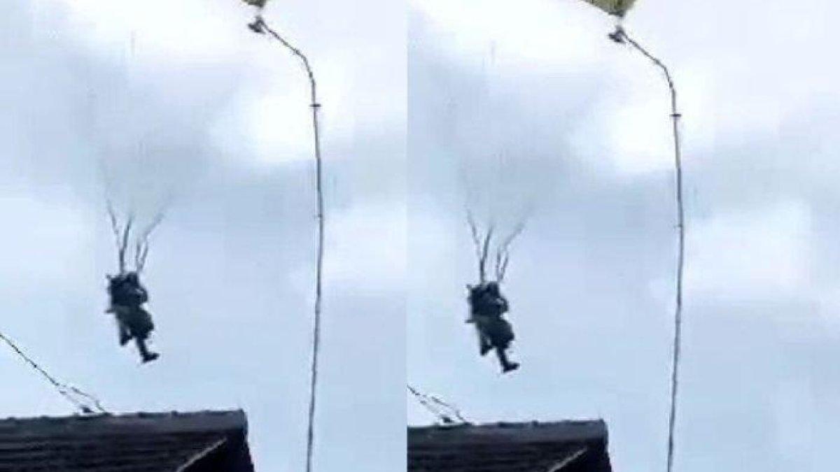 Detik-detik Penerjun Payung TNI Mendarat di Atap Rumah Warga Blitar