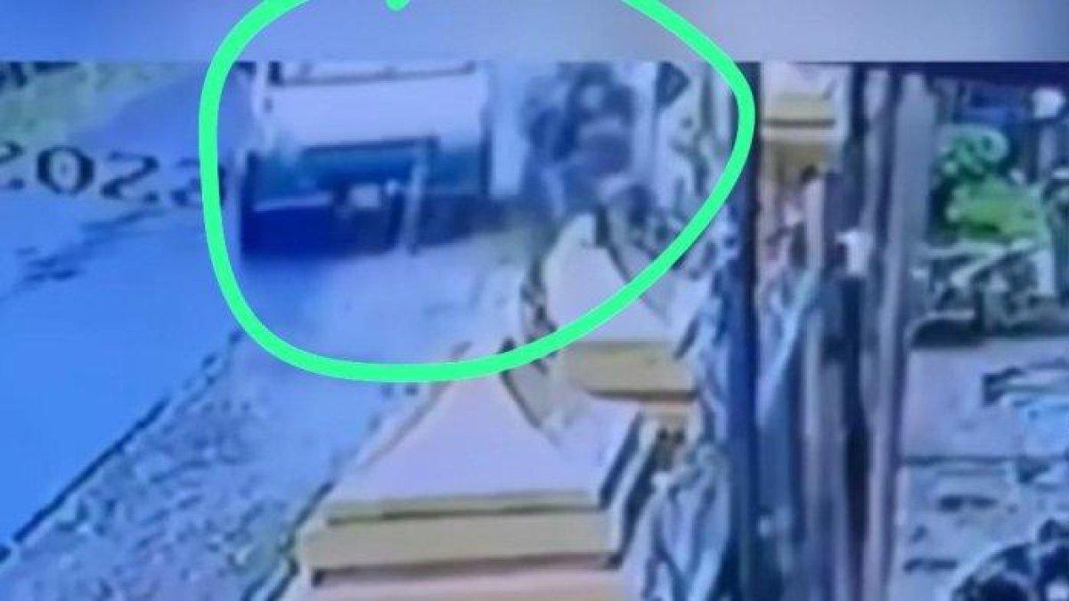 Detik-detik Sopir Minibus Tabrak Pemotor Hingga Jatuh
