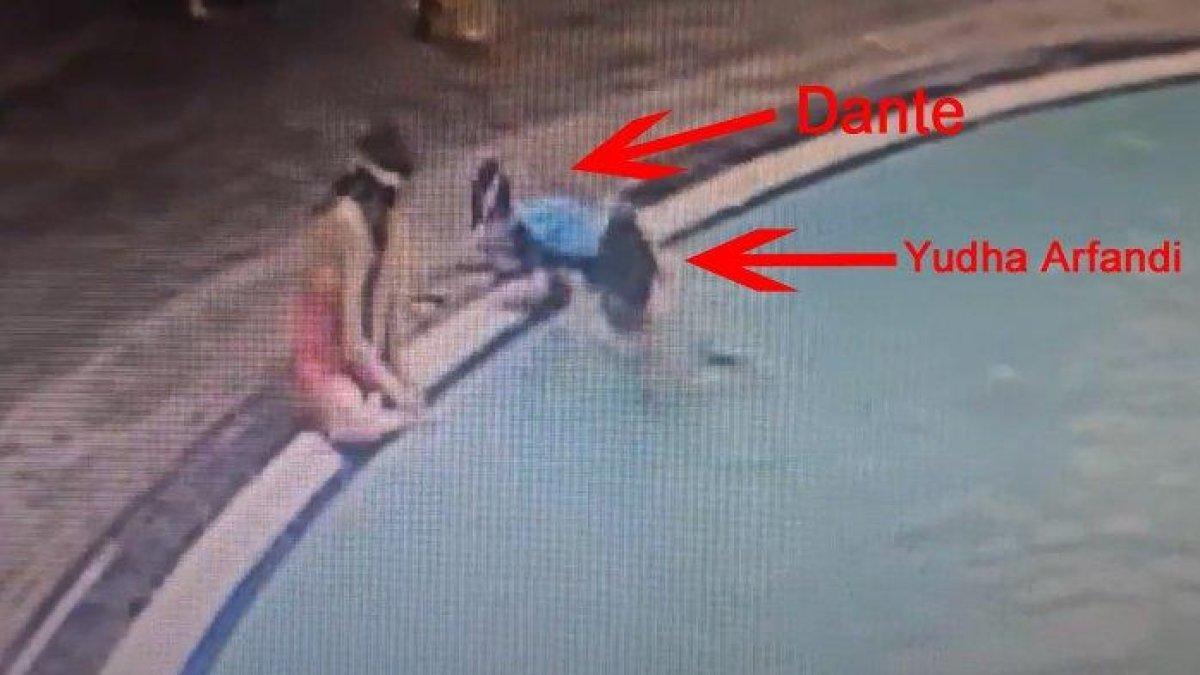 Detik-detik rekaman sebelum Dante anak Tamara Tyasmara meninggal dunia di kolam renang. Terlihat Yudha Arfandi mendampingi Dante saat berenang