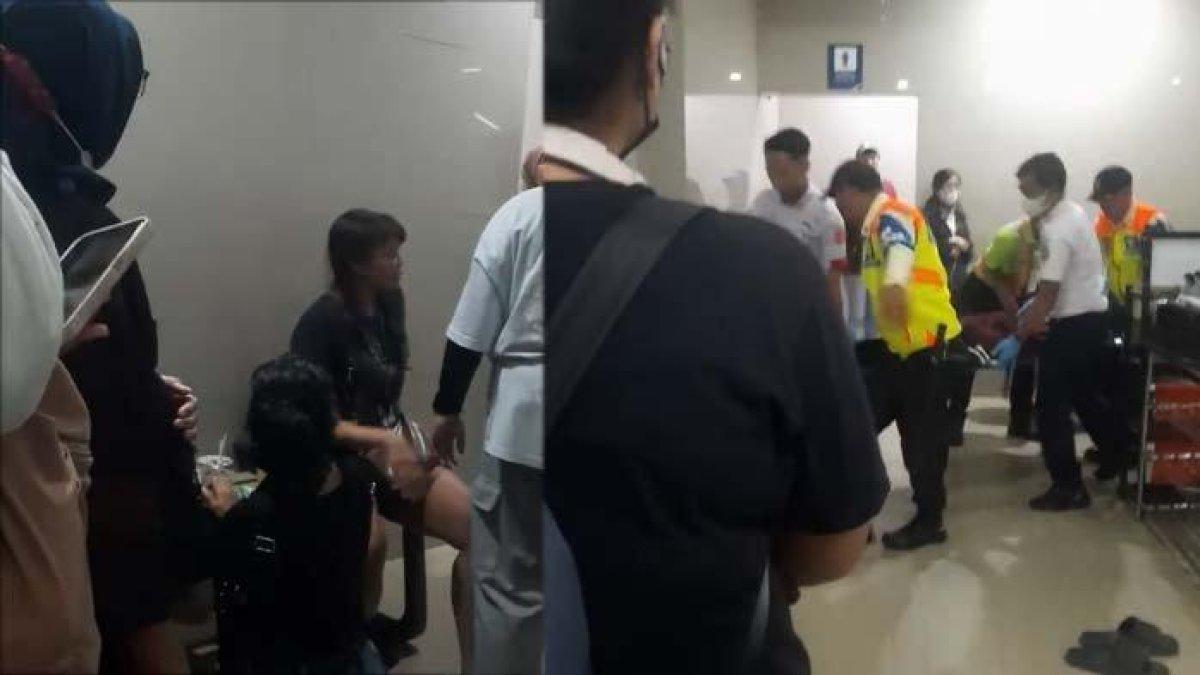 LAHIRAN DI STASIUN - Tangkapan layar cuplikan video viral di media sosial detik-detik seorang wanita melahirkan di Stasiun Bogor pada Selasa (3/6/2025) malam. Penumpang KRL tegang lihat prosesnya.