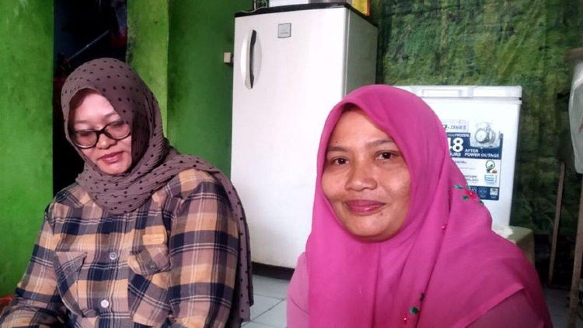 Didin Andriani (berkerudung merah) dan Komsarun, dua dari sekelompok aktivis kemanusiaan, menemui Kompas.com di warung makan gratis di Jalan Anjasmoro Nomor 33, Kota Blitar, yang mereka jalankan sejak 2,5 tahun lalu, Jumat (8/9/2023)