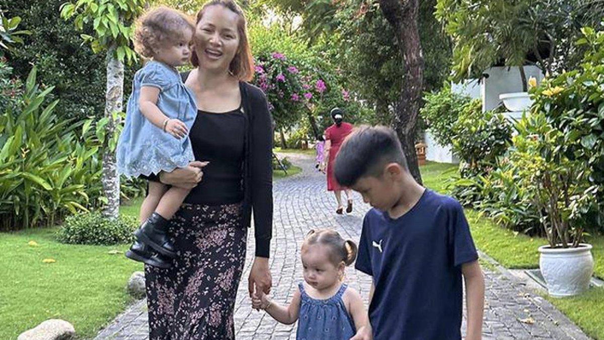 Diem Chau bersama ketiga anaknya