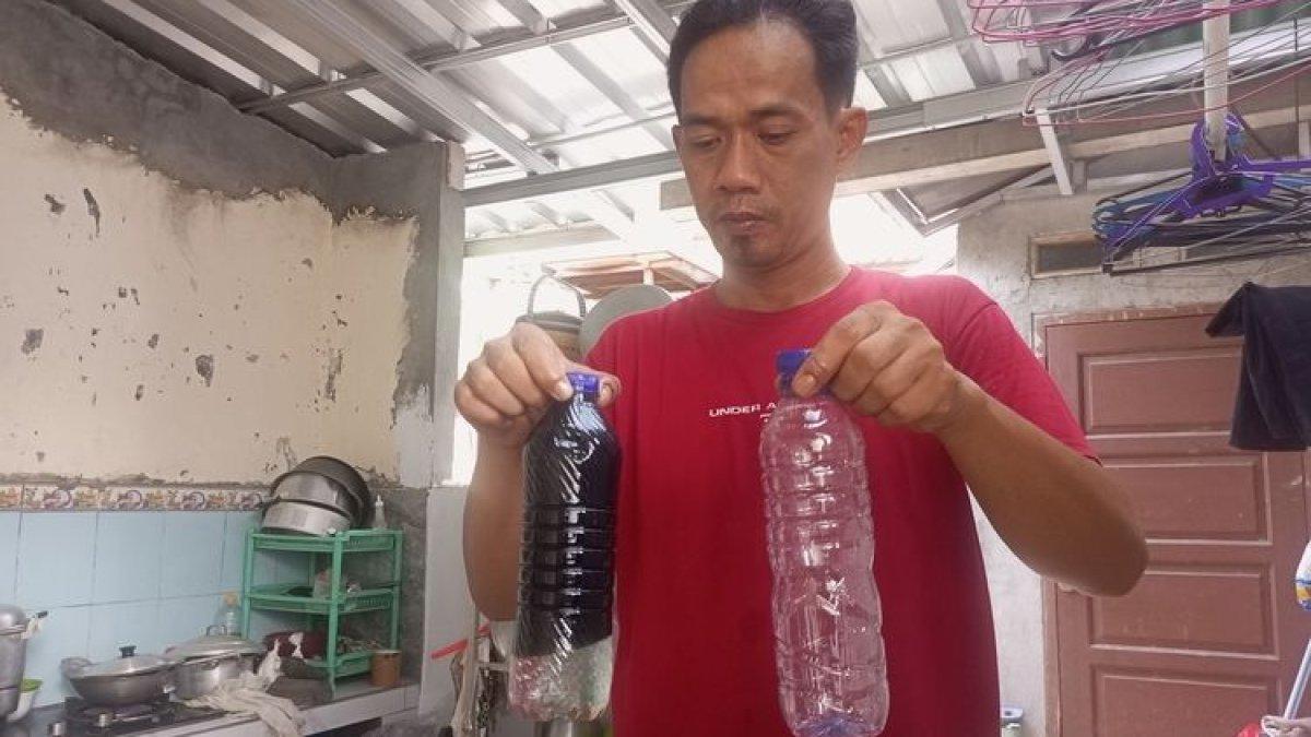 Dinas Lingkungan Hidup (DLH) Kabupaten Bogor, Jawa Barat, mengambil sampel air dan cairan dari sumur warga yang berubah warna biru atau tercemar bahan bakar minyak (BBM), Jumat (8/9/2023).