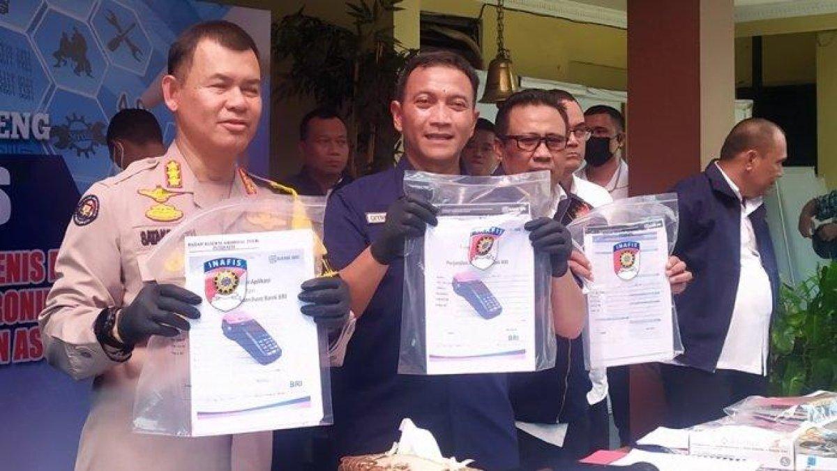 Dirreskrimsus Polda Jateng dan Kabid Humas Polrestabes Semarang menunjukkan barang bukti