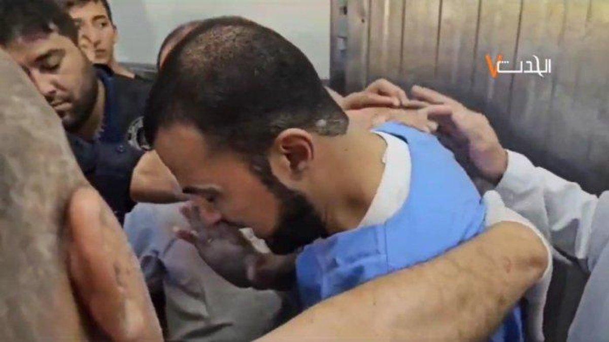 Cuplikan video Iyad Shaqura, dokter di Rumah Sakit Nasser di Gaza, sebelum pingsan ketika melihat delapan jenazah anggota keluarganya yang meninggal dunia setelah terkena serangan Israel di kamp pengungsi Khan Yunis, Gaza, pada Senin (6/11/2023).