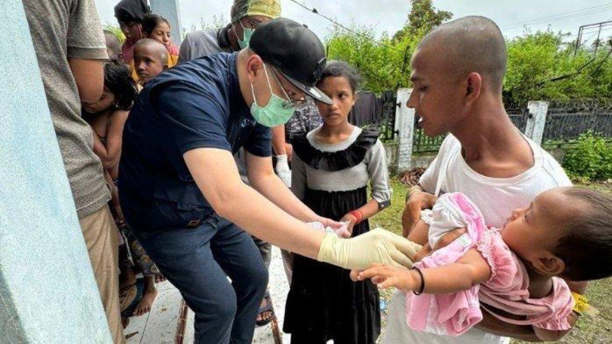 Dokter spesialis anak, Ardi Santoso, memberikan pengobatan gratis untuk pengungsi Rohingya