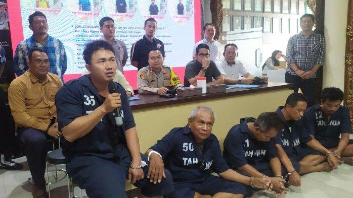 Donal Harianto (duduk paling kiri) penyuplai ratusan ekor anjing ke wilayah Solo Raya