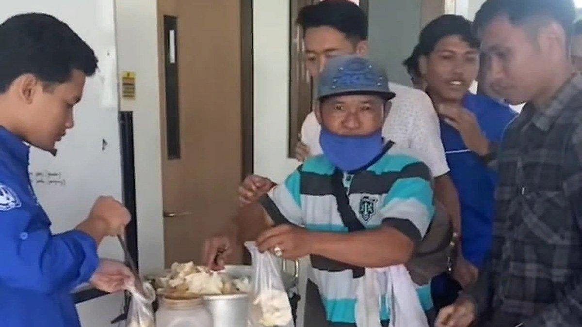 Dosen UNY Herka Maya Jatmika memborong satu panci besar dagangan siomay