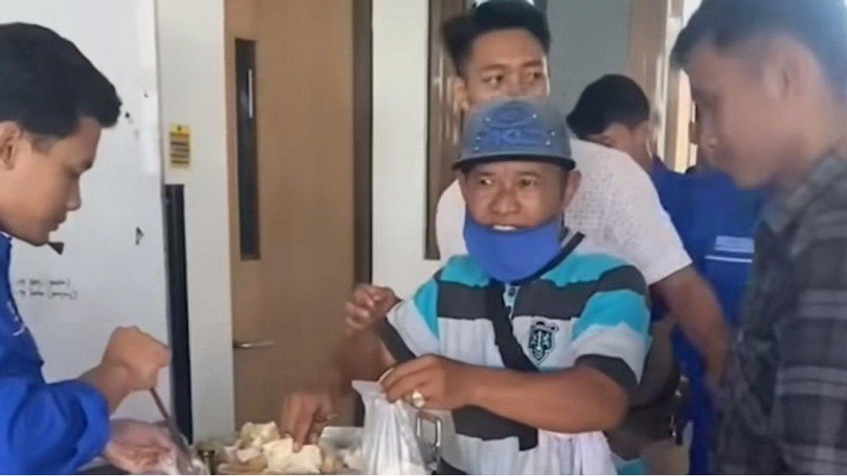 Dosen UNY memborong satu panci besar dagangan siomay ke ruang kelas.