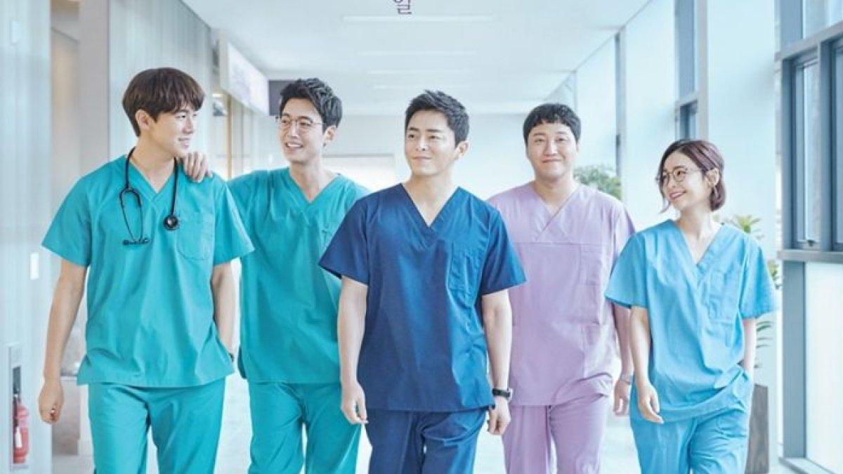 DRAKOR TEMA MEDIS - Foto poster drakor Hospital Playlist, diolah dari AsianWiki, Senin (10/2/2025). Drakor bertema medis mirip Trauma Code: Heroes on Call ini menarik untuk ditonton.
