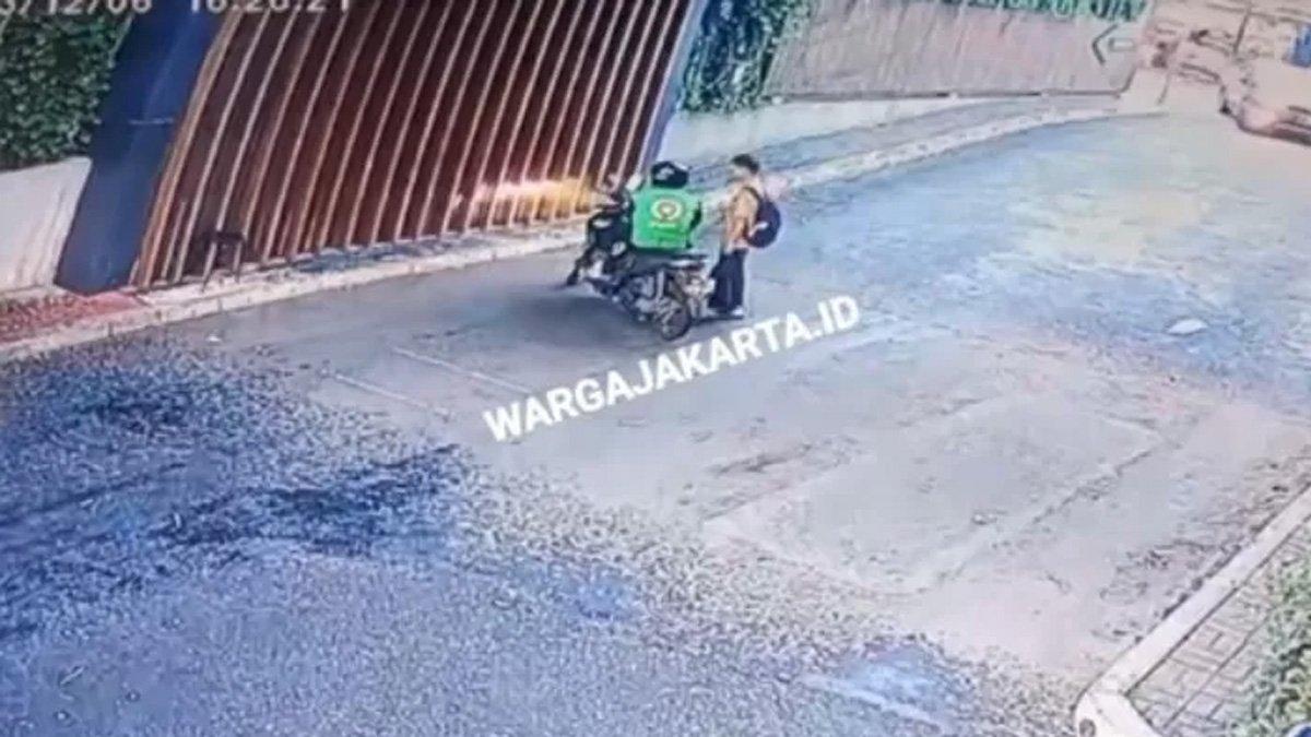 Driver ojol terekam CCTV rampas HP milik pelajar di Jaksel.