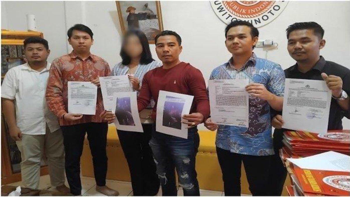 Dua oknum polisi berpangkat AKP inisial YS dan KA dilaporkan ke Polda Sumsel atas dugaan kasus pengeroyokan di Palembang. Korban seorang wanita bernama MR (20) warga Kecamatan Ilir Timur III Palembang ditemani kuasa hukumnya terlihat membawa berkas laporan, Rabu (21/2/2024).