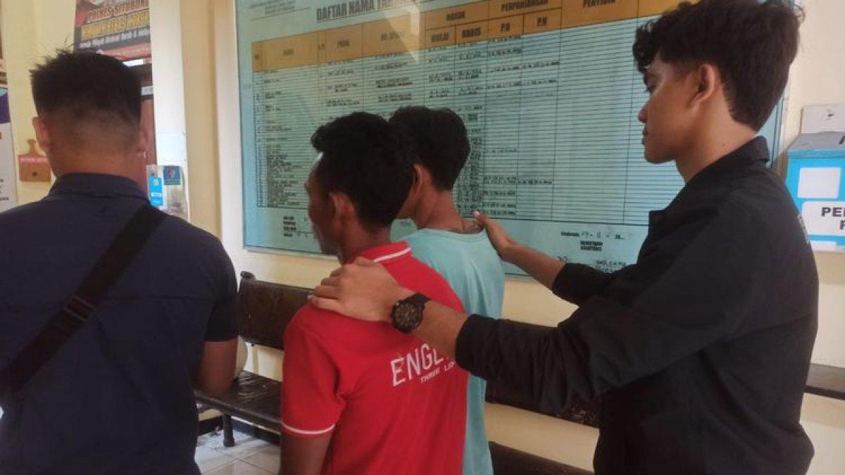 Dua orang maling di SMPN 2 Banyuputih, Kabupaten Situbondo, Provinsi Jawa Timur ditangkap polisi dan ditahan.
