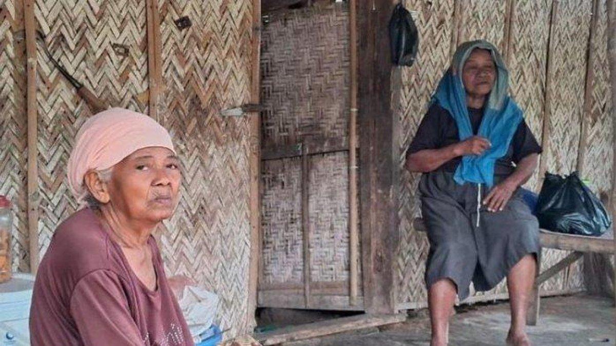 Dua orang nenek bernama Hotipah (64) dan Putriya (70)